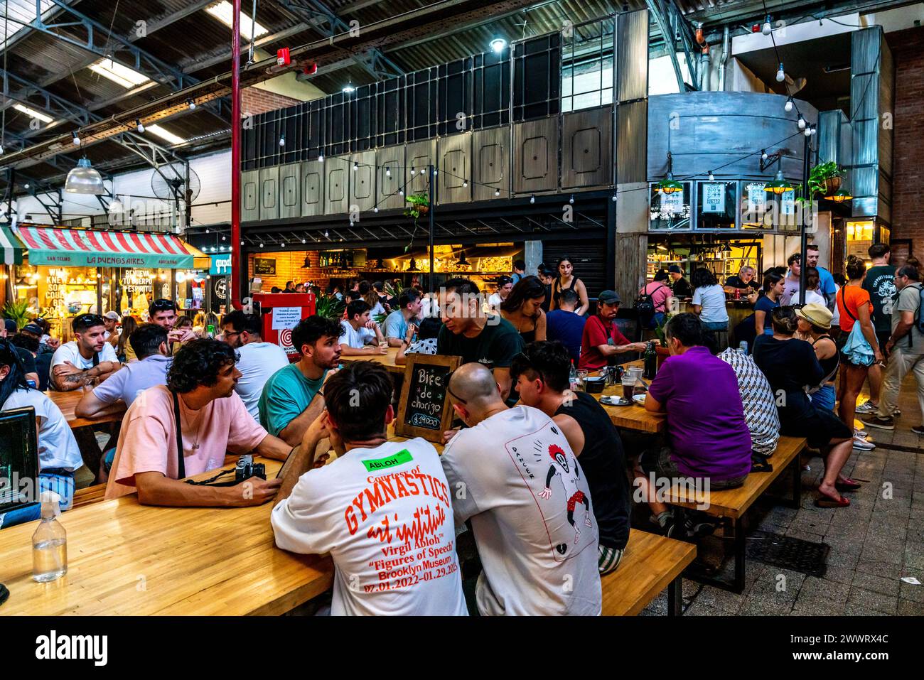Leute, die in Einem Café auf dem San Telmo Indoor Market (Mercado de San Telmo) in Buenos Aires, Argentinien sitzen. Stockfoto Leute, die in Einem Café auf dem San Telmo Indoor Market (Mercado de San Telmo) in Buenos Aires, Argentinien sitzen. Stockfoto