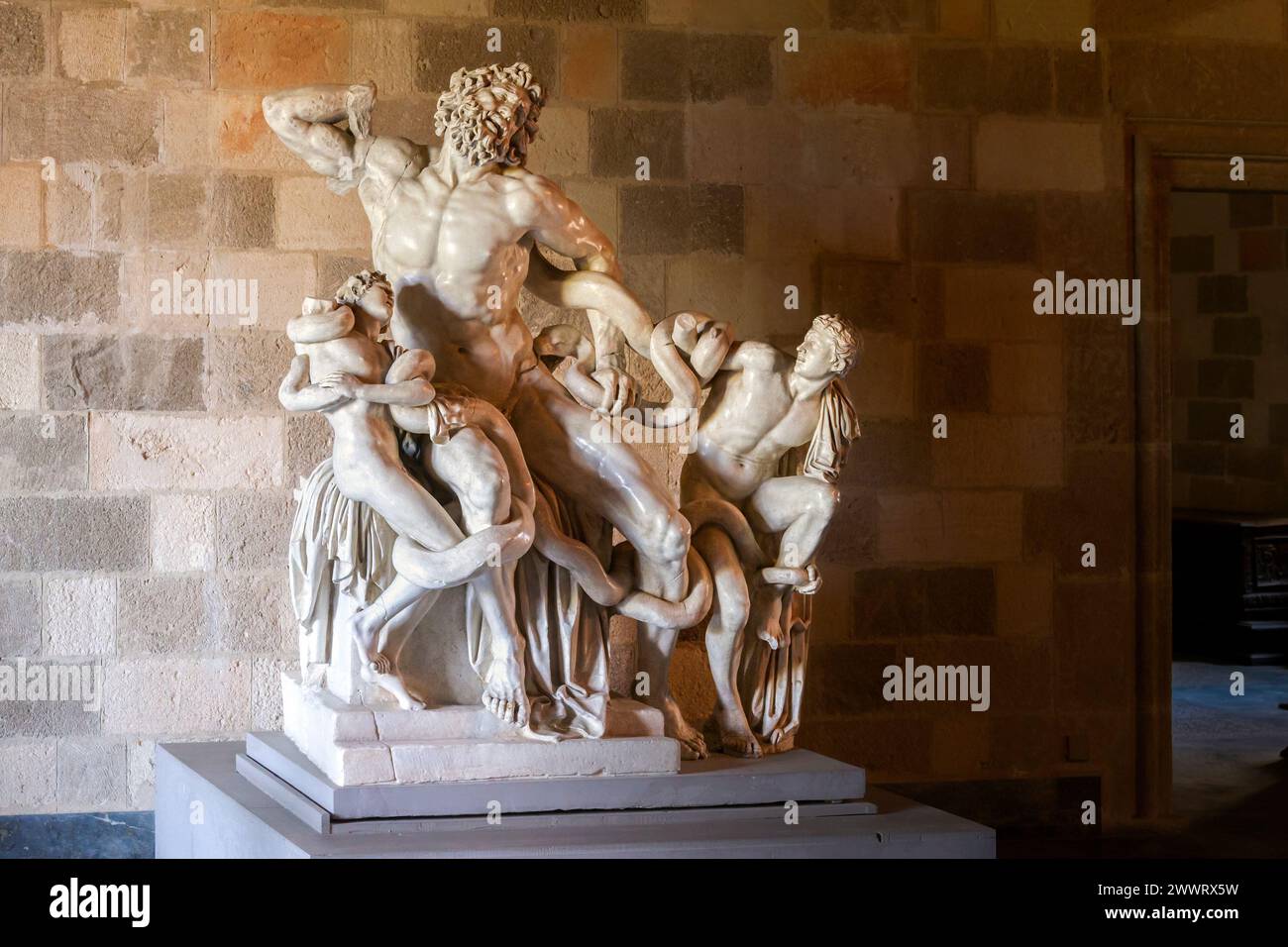 Laocoon und seine Söhne, eine fabelhafte Statue, Nachbildung des Originals in Rom, die den Tod des Priesters Laocoon durch riesige Seeschlangen veranschaulicht. Stockfoto