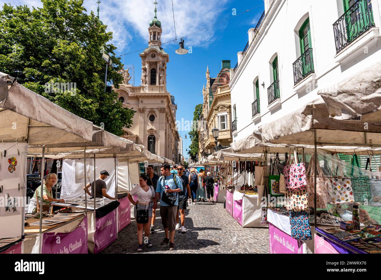 Touristen Shopping Auf Dem San Telmo Sunday Market, Buenos Aires, Argentinien. Stockfoto