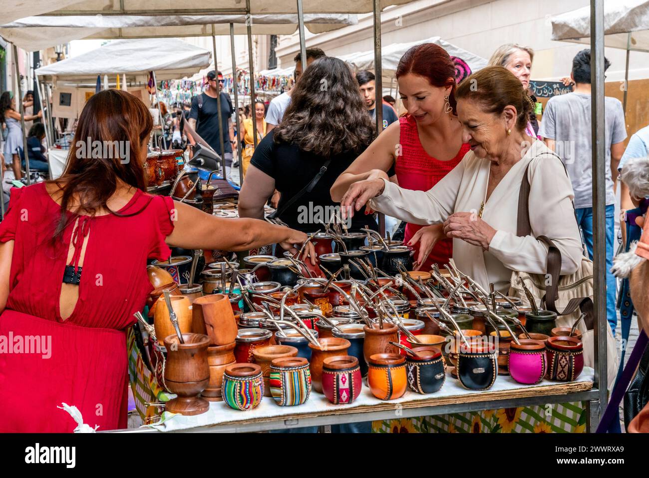 Touristen Shopping Auf Dem San Telmo Sunday Market, Buenos Aires, Argentinien. Stockfoto