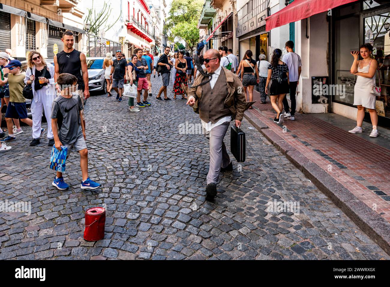 Ein Street Entertainer tritt auf dem San Telmo Sunday Market in Buenos Aires, Argentinien auf. Stockfoto