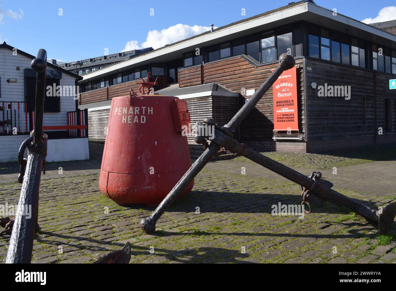 Anker und eine Boje im Hafen von Bristol. Februar 2024. Stockfoto