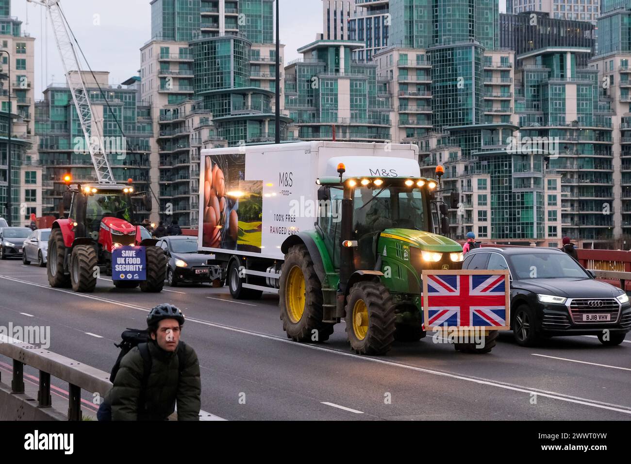 London, Großbritannien, 25. März 2024. Ein riesiger Traktorkonvoi überquert die Vauxhall Bridge auf dem Weg zum Parlament, um den britischen Bauernprotest Save British Farming gegen minderwertige Nahrungsmittelimporte zu verhindern, die die Ernährungssicherheit in Großbritannien fördern. Quelle: Eleventh Photography/Alamy Live News Stockfoto