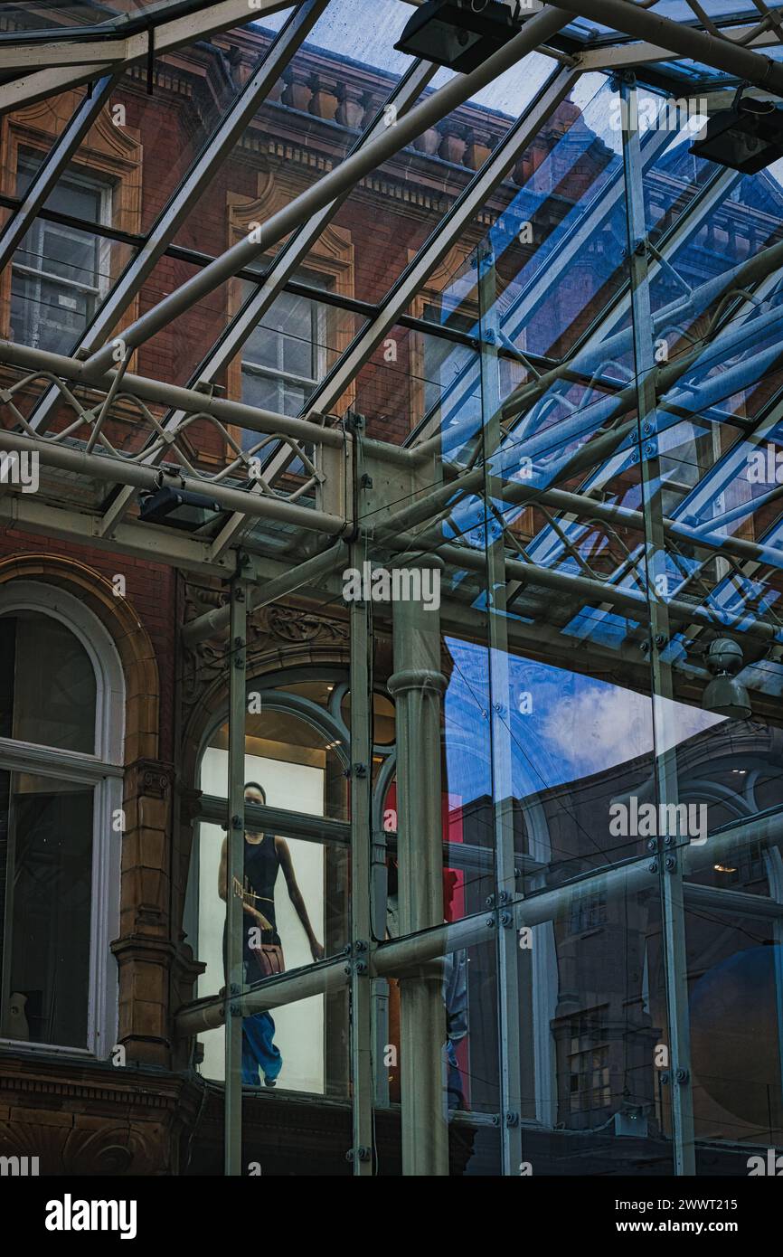 Urbaner Kontrast zu alten Backsteingebäuden und moderner Glasstruktur, die das Stadtleben und die architektonische Vielfalt in Leeds, Großbritannien, widerspiegeln. Stockfoto Urbaner Kontrast zu alten Backsteingebäuden und moderner Glasstruktur, die das Stadtleben und die architektonische Vielfalt in Leeds, Großbritannien, widerspiegeln. Stockfoto