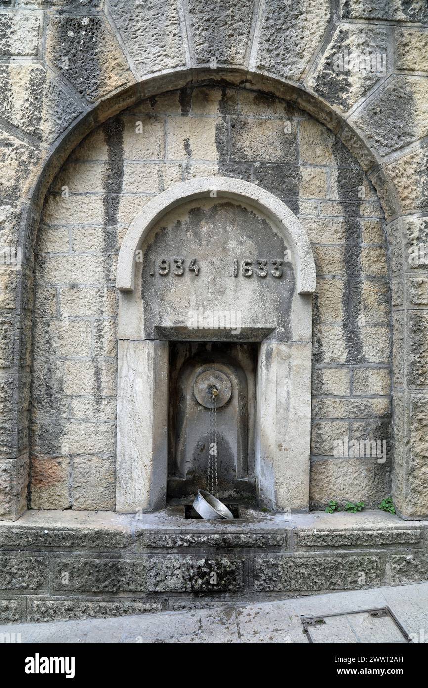 Alte Wasserquelle in San Marino Stockfoto