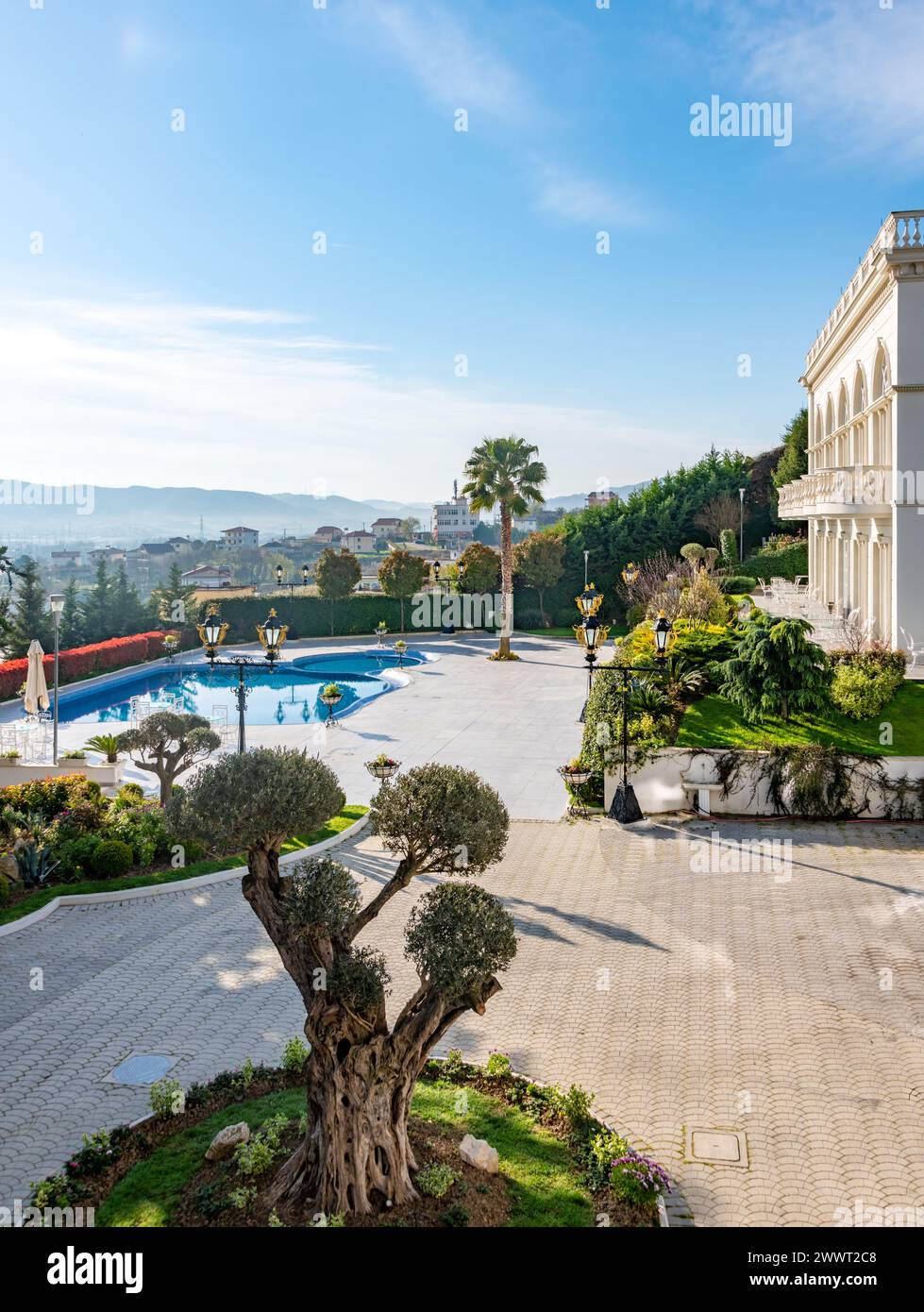 Luxus-Swimmingpool in einem Hotel in Tirana, Albanien Stockfoto