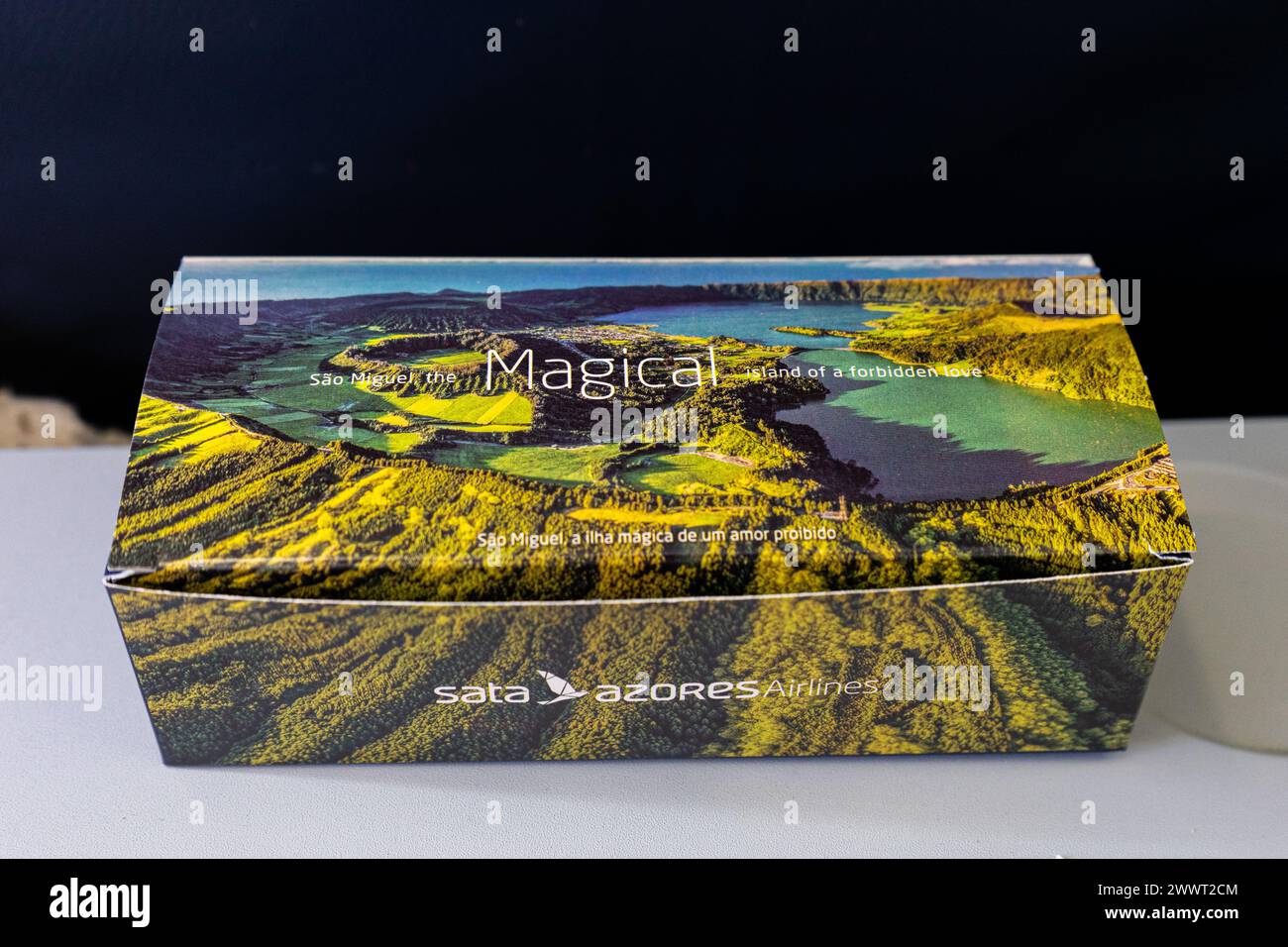 Lissabon, Portugal. März 2024. Bordmahlenbox von SATA Azores Airlines, die Passagiere während des Fluges köstliche Speisemöglichkeiten bietet Stockfoto