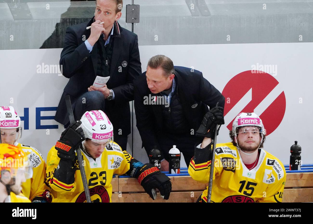 Anton Geisser 25.03.2024 Bossardarena Eishockey Herren Saison Playoff 5. Spiel 2023/2024 EV Zug- SC Bern. Bild : Jussi Tapola Head Coach SC Bern Aktion *** Anton Geisser 25 03 2024 Bossardarena Eishockey Männer Saison Playoff 5 Spiel 2023 2024 EV Zug SC Bern Bild Jussi Tapola Head Coach SC Bern Action Stockfoto