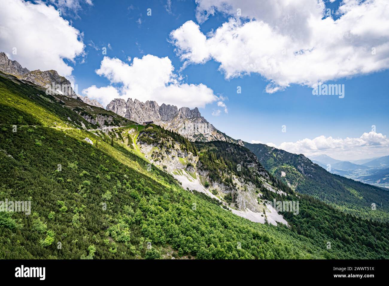 Weiter Ausblick auf die sommerliche Landschaft Tirols vom Wilden Kaiser aus gesehen. Herrliche Alpenlandschaft im Sommer - unterwegs in den Bergen rund um den Wilden Kaiser - die majestätische Gebirgsformation oberhalb vom Elmau in Tirol - Österreich. Herrliche Natur und wunderschöne Landschaften laden zum Wandern ein. Landschaftsfoto. Elmau Tirol Österreich *** Weitsicht auf die Sommerlandschaft Tirols vom Wilden Kaiser aus gesehen herrliche Alpenlandschaft im Sommer auf dem Weg in die Berge um den Wilden Kaiser die majestätische Bergformation oberhalb von Elmau in Tirol Österreich herrlich Stockfoto