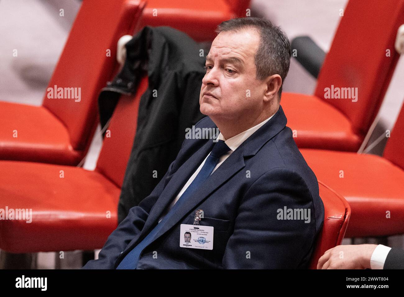 Der amtierende serbische Premierminister und Außenminister Ivica Dacic kommt am 25. März 2024 zum Treffen des Generalsekretärs der Vereinten Nationen in New York. Russland beantragte am 25. Jahrestag der NATO-Intervention in der ehemaligen Republik Jugoslawien eine Sitzung des Sicherheitsrats. Russland versuchte, Parallelen zwischen der NATO-Intervention und seinem eigenen Krieg gegen die Ukraine herzustellen. Es gab einen Austausch zwischen den Botschaftern Frankreichs Nicolas de Riviere und Russlands Vassily Nebenzia auf der Tagesordnung der Sitzung, und die anschließende Abstimmung über die Verfahrensagenda ergab Ergebnisse mit 3 Ja-Stimmen (Russland, Algerien, China) und 12 Stimmenthaltungen (Unite Stockfoto