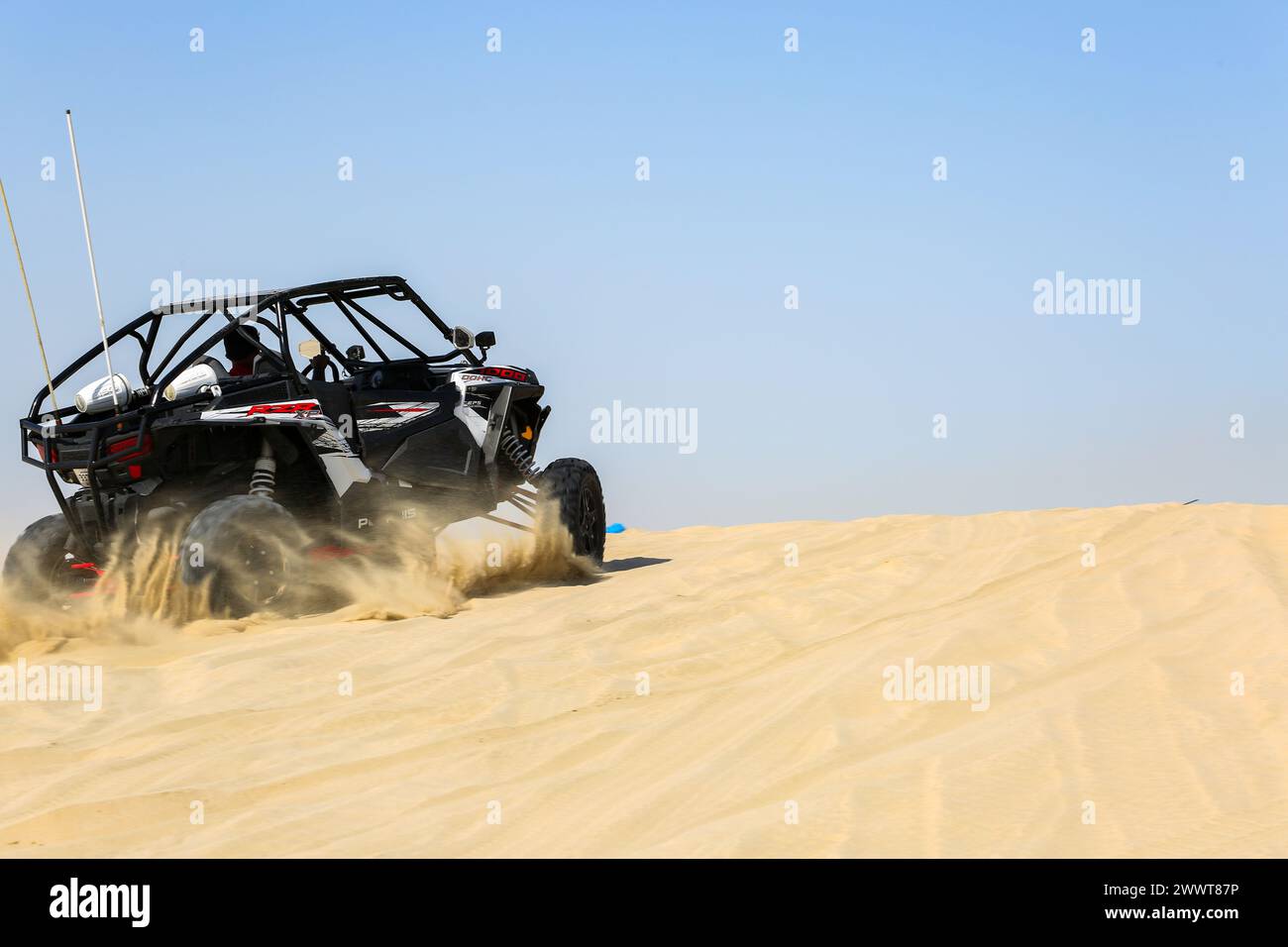 Geländewagen mit Dünenwagen, der eine Sanddüne im Naherholungsgebiet der Sanddünen fährt. Stockfoto