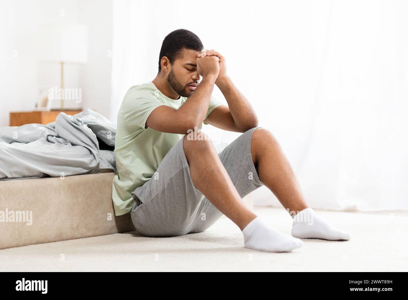 Mann mit Kopf, traurig oder gestresst Stockfoto