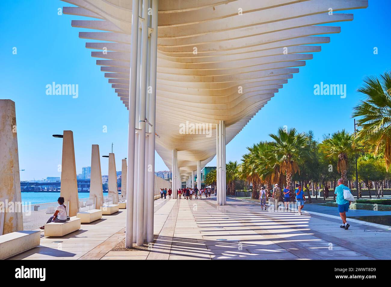 MALAGA, SPANIEN - 28. SEPTEMBER 2019: Die Promenade des Palmenhains der Überraschungen entlang des Hafens von Malaga, Malaga, Spanien Stockfoto