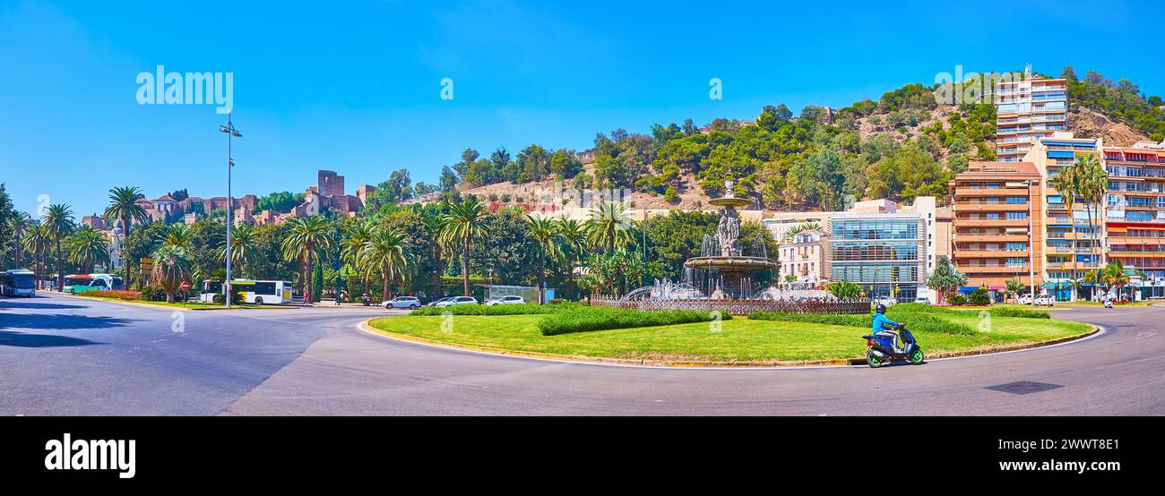 Panorama der Plaza del General Torrijos mit Kreisstraße um Fuente de las Tres Gracias (Brunnen der drei Graces), Malaga, Spanien Stockfoto