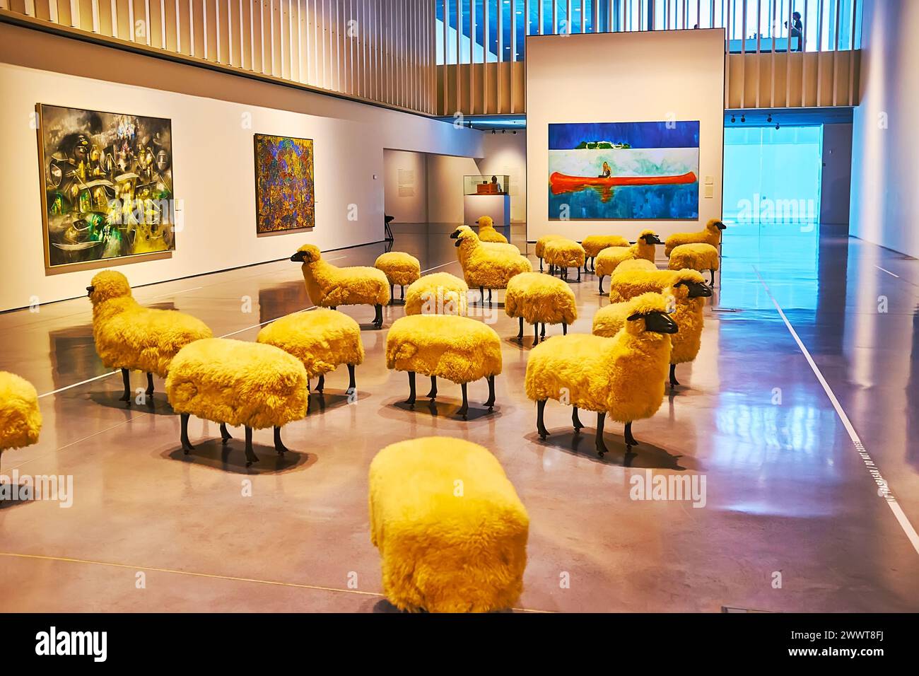 MALAGA, SPANIEN - 28. SEPTEMBER 2019: Die Schafherde von Francois-Xavier Lalanne in einem Saal des Centre Pompidoy Museums mit Gemälden an den Wänden, um den Ort Stockfoto