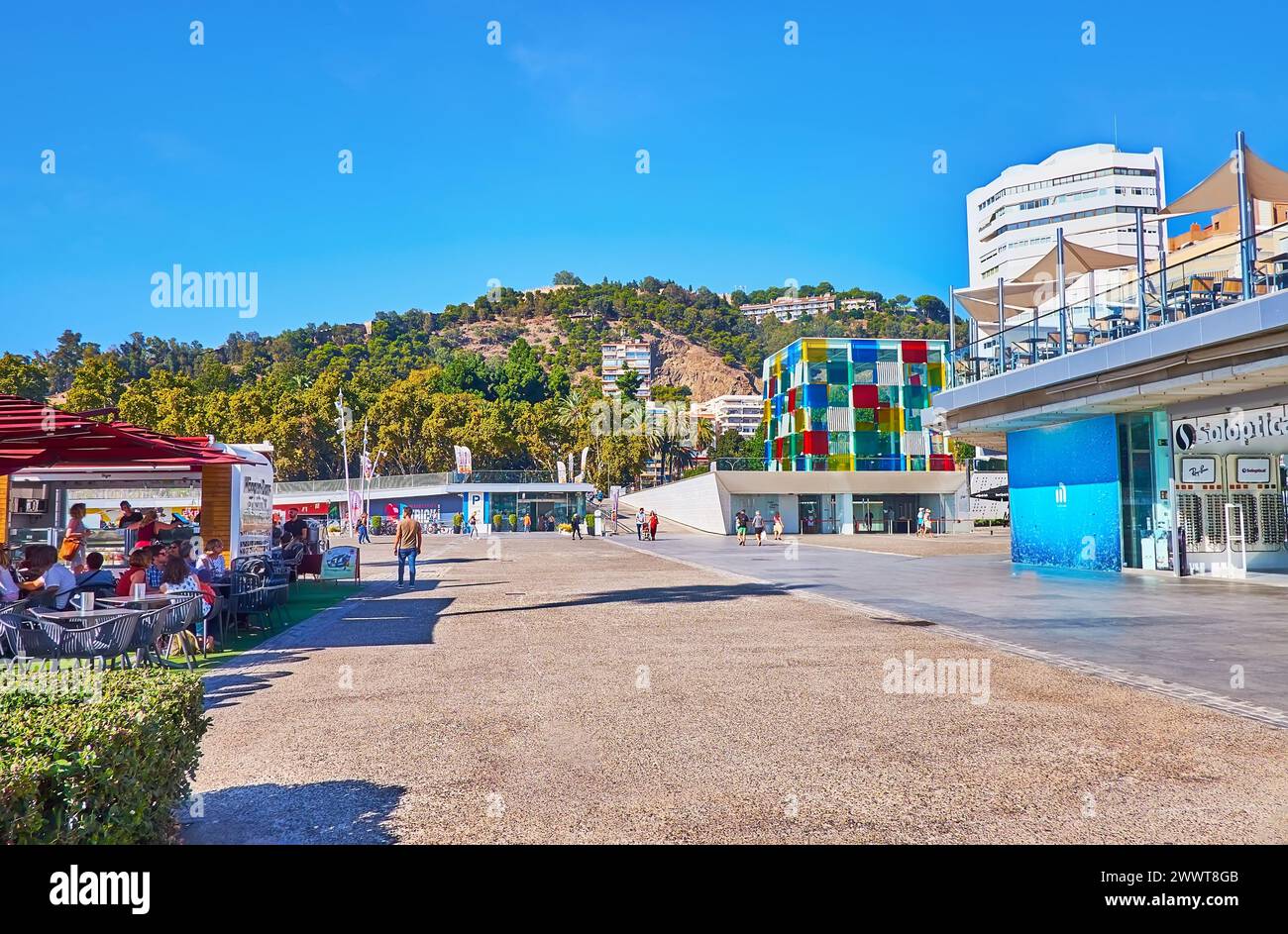 MALAGA, SPANIEN - 28. SEPTEMBER 2019: Muelle UNO Pier mit Geschäften, Restaurants, Centre Pompidou Museum und Gibralfaro Castle auf dem Hügel im Hintergrund Stockfoto