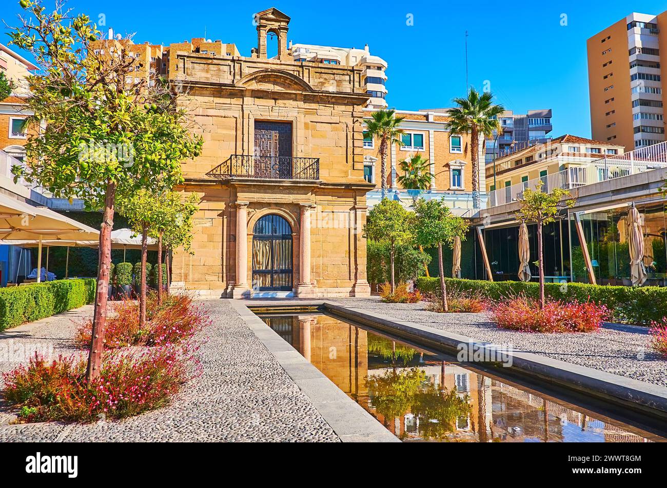 Der kleine Park mit Brunnen vor dem historischen barocken Sandstein La Capilla del Puerto de Malaga (Kapelle des Hafens von Malaga), Muelle UNO Pier, Spanien Stockfoto