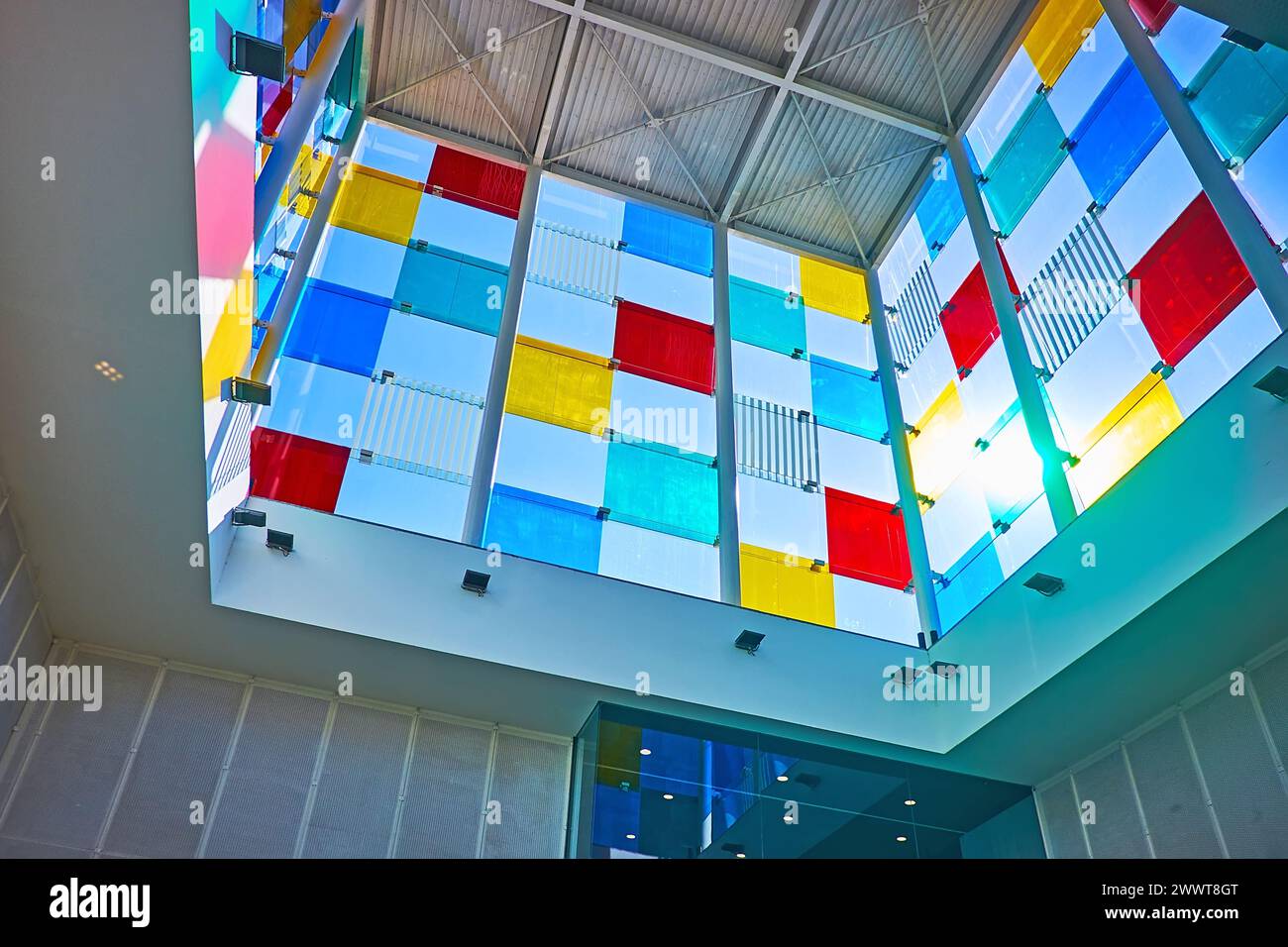 MALAGA, SPANIEN - 28. SEPTEMBER 2019: Innenraum des Centre Pompidoy Museums mit Glas- und Stahlkonstruktion des berühmten El Cubo (der Würfel) von innen Stockfoto