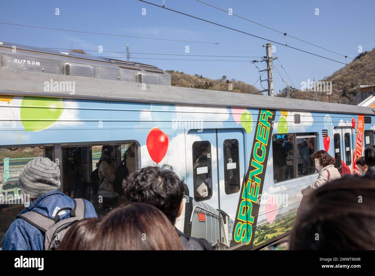 Japan, Asien, Touristen und Besucher auf dem Bahnsteig am Bahnhof Otsuki nehmen den Zug zum Fuji Five Lakes, Kawaguchiko Station Stockfoto