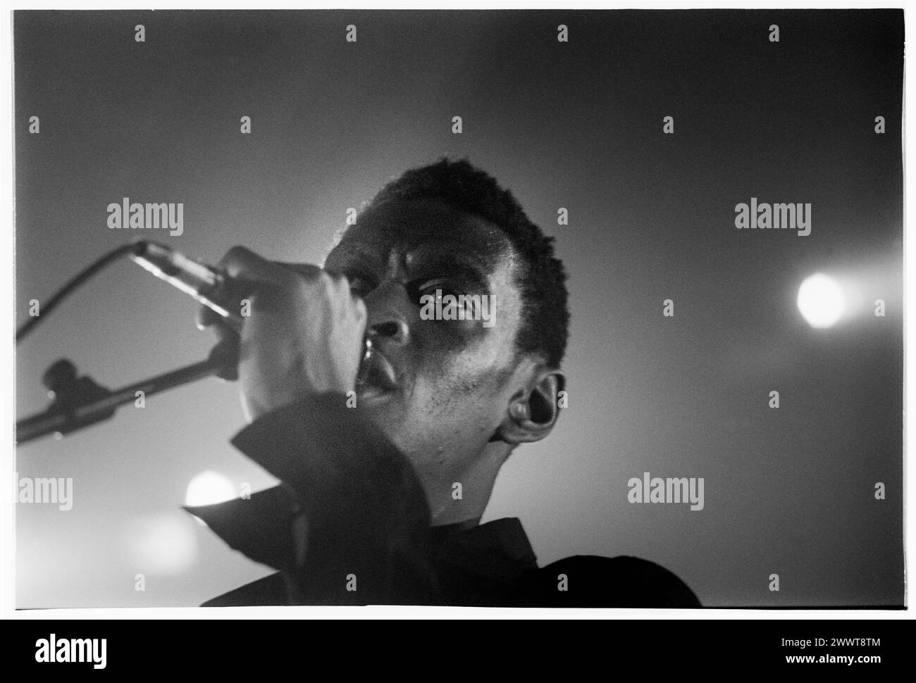 MASSIVE ATTACK, MEZZANINE PREVIEW CONCERT, 1998: Grant Marshall (auch bekannt als Daddy G) of massive Attack at the Gloucester Leisure Centre in England, UK am 14. März 1998. Die Band hatte eine Vorschau auf die Titel ihres dritten Albums Mezzanine, das einen Monat später veröffentlicht wurde. Foto: Rob Watkins. INFO: Massive Attack, ein britisches Trip-Hop-Kollektiv, das 1988 in Bristol gegründet wurde, definierte elektronische Musik mit ihren atmosphärischen Soundlandschaften und sozial bewussten Texten neu. Ihr Genre-trotzender Stil war ein weltweiter Einfluss auf die Musikszene. Stockfoto