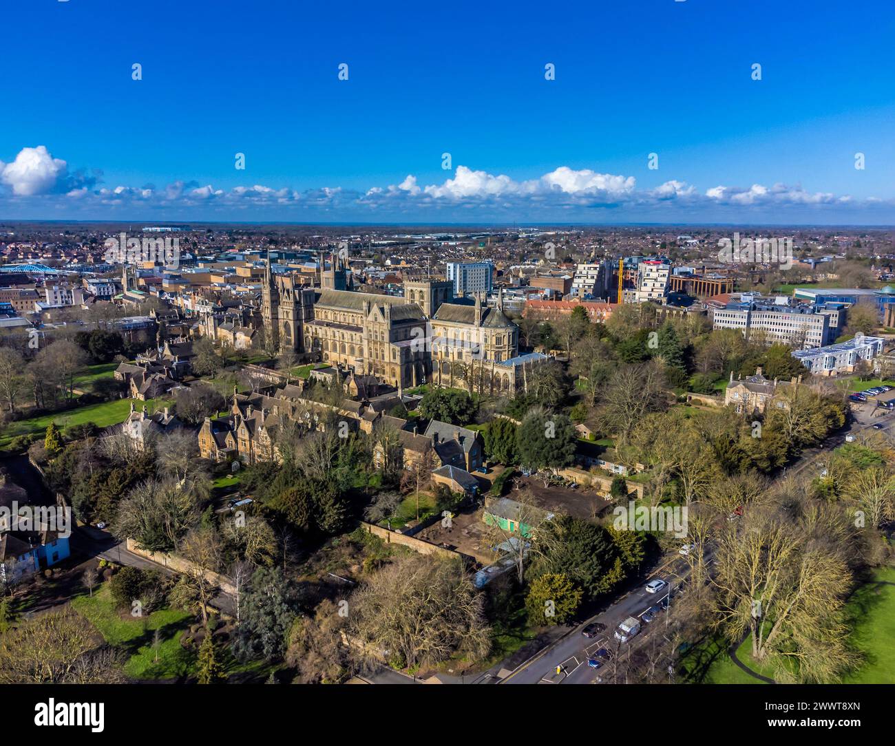 An einem hellen sonnigen Tag aus nächster Nähe auf die Kathedrale und das Gelände in Peterborough, Großbritannien Stockfoto