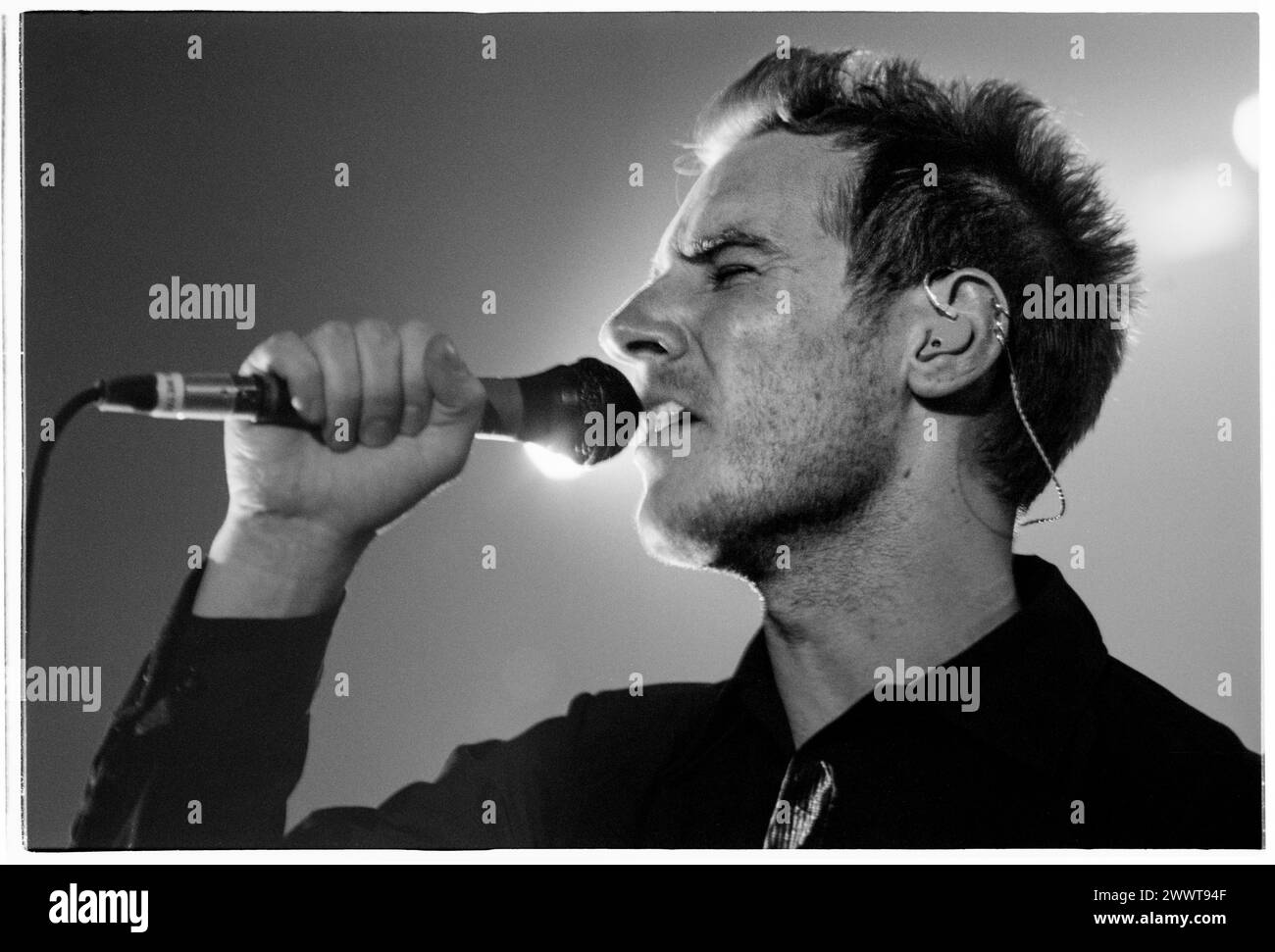 MASSIVE ATTACK, MEZZANINE PREVIEW KONZERT, 1998: Robert Del Naja (auch bekannt als 3D) von massive Attack im Gloucester Leisure Centre in England, Großbritannien am 14. März 1998. Die Band hatte eine Vorschau auf die Titel ihres dritten Albums Mezzanine, das einen Monat später veröffentlicht wurde. Foto: Rob Watkins. INFO: Massive Attack, ein britisches Trip-Hop-Kollektiv, das 1988 in Bristol gegründet wurde, definierte elektronische Musik mit ihren atmosphärischen Soundlandschaften und sozial bewussten Texten neu. Ihr Genre-trotzender Stil war ein weltweiter Einfluss auf die Musikszene. Stockfoto