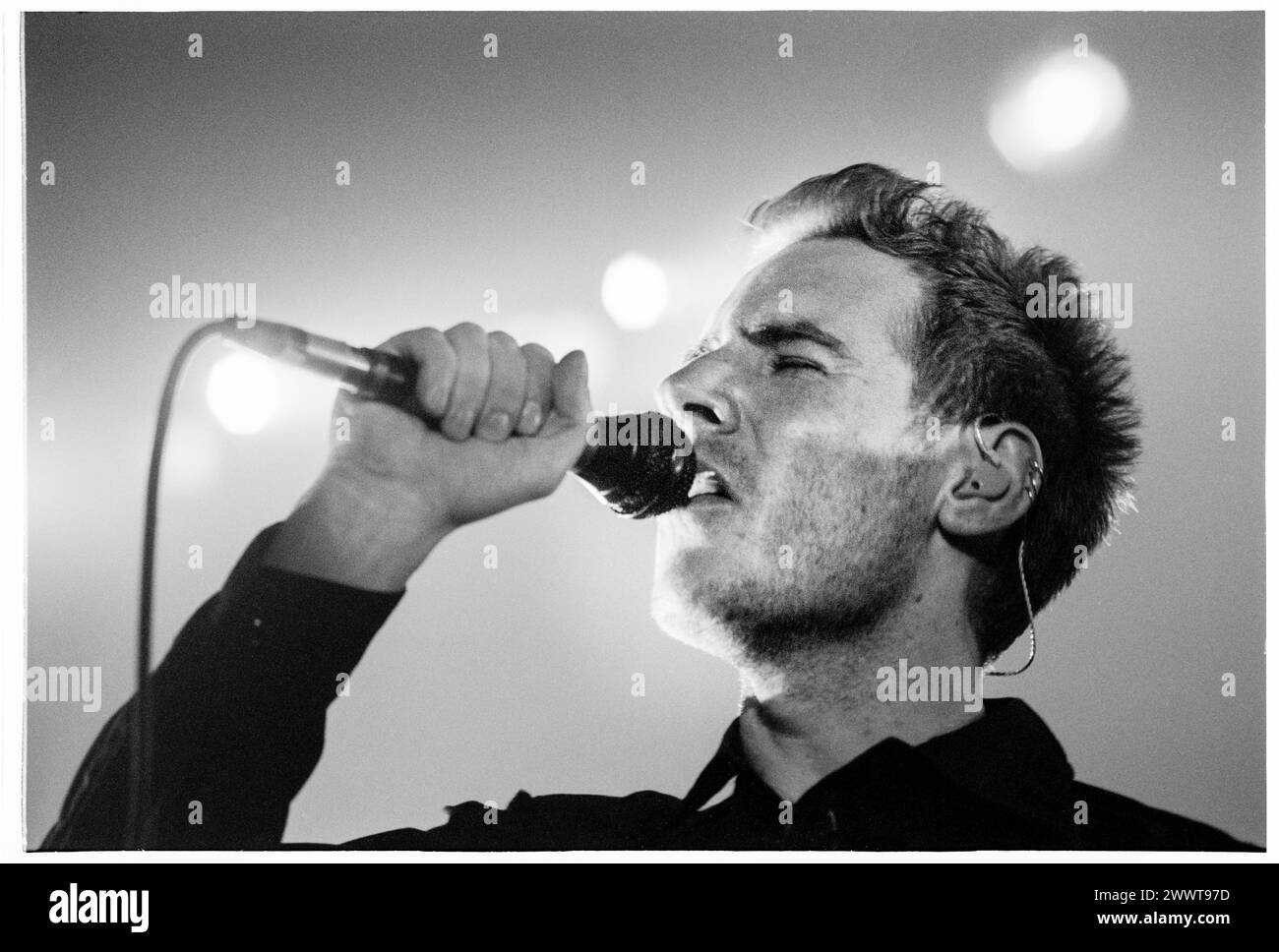 MASSIVE ATTACK, MEZZANINE PREVIEW KONZERT, 1998: Robert Del Naja (auch bekannt als 3D) von massive Attack im Gloucester Leisure Centre in England, Großbritannien am 14. März 1998. Die Band hatte eine Vorschau auf die Titel ihres dritten Albums Mezzanine, das einen Monat später veröffentlicht wurde. Foto: Rob Watkins. INFO: Massive Attack, ein britisches Trip-Hop-Kollektiv, das 1988 in Bristol gegründet wurde, definierte elektronische Musik mit ihren atmosphärischen Soundlandschaften und sozial bewussten Texten neu. Ihr Genre-trotzender Stil war ein weltweiter Einfluss auf die Musikszene. Stockfoto