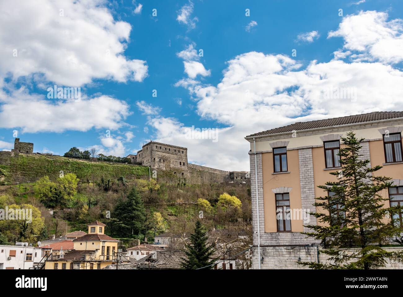 Gjirokaster Castle, von der Stadt aus gesehen, in Albanien Stockfoto