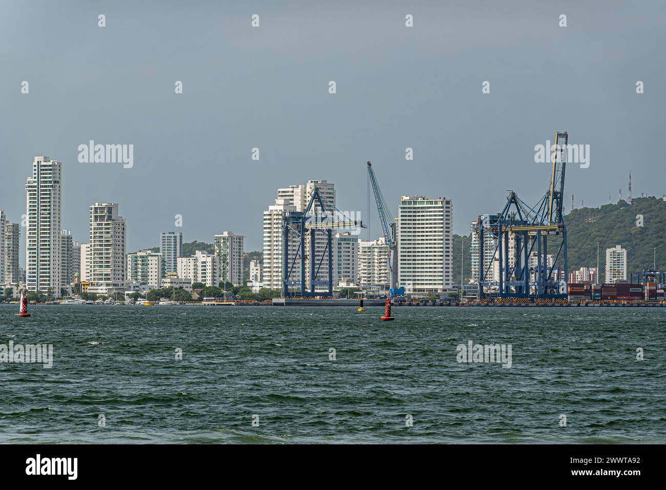 Cartagena, Kolumbien - 25. Juli 2023: Bocagrande. Blick nach Norden über die Bucht von Fort Santa Cruz de Castillogrande. Teil des Containerterminals und hoch wh Stockfoto