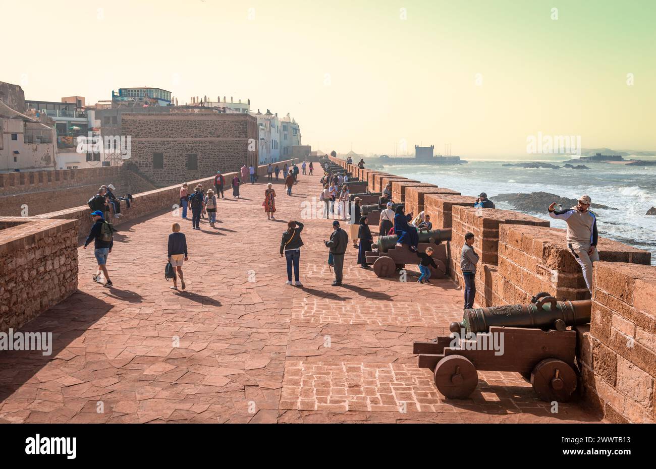 Die Stadtmauern der Altstadt von Essaouira in Marokko mit Blick auf den Atlantischen Ozean. Stockfoto