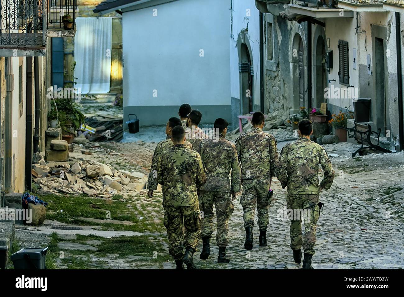 Amatrice, Rieti Italien 25. August 2016 Soldaten suchen in den Ruinen während des Erdbebens in Mittelitalien. Stockfoto