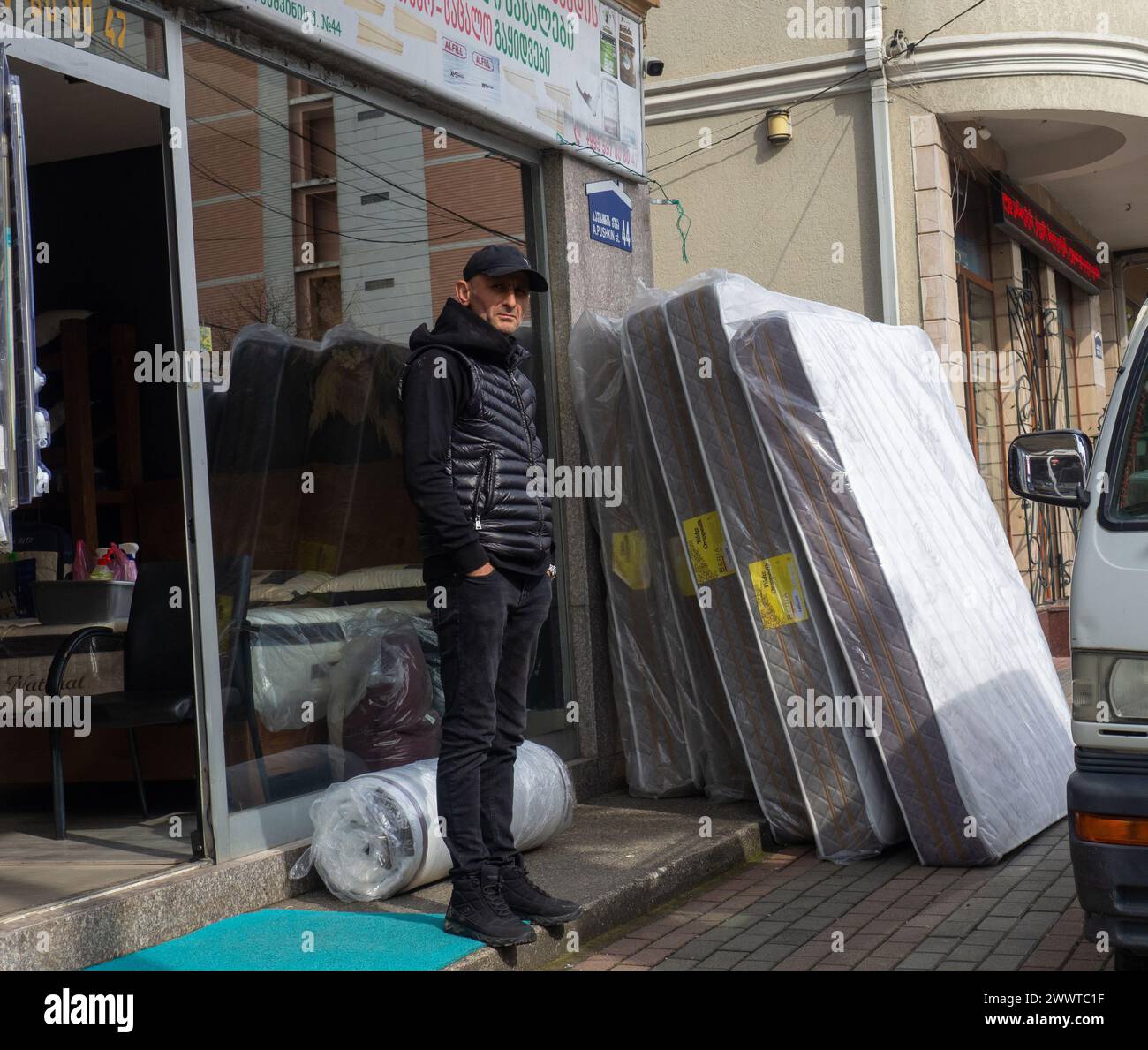 Batumi, Georgien. 03.18.2024 Geschäfte von Anwohnern. Matratzen auf der Straße verkaufen. Verkäufer von Matratzen. Kleine Unternehmen Stockfoto