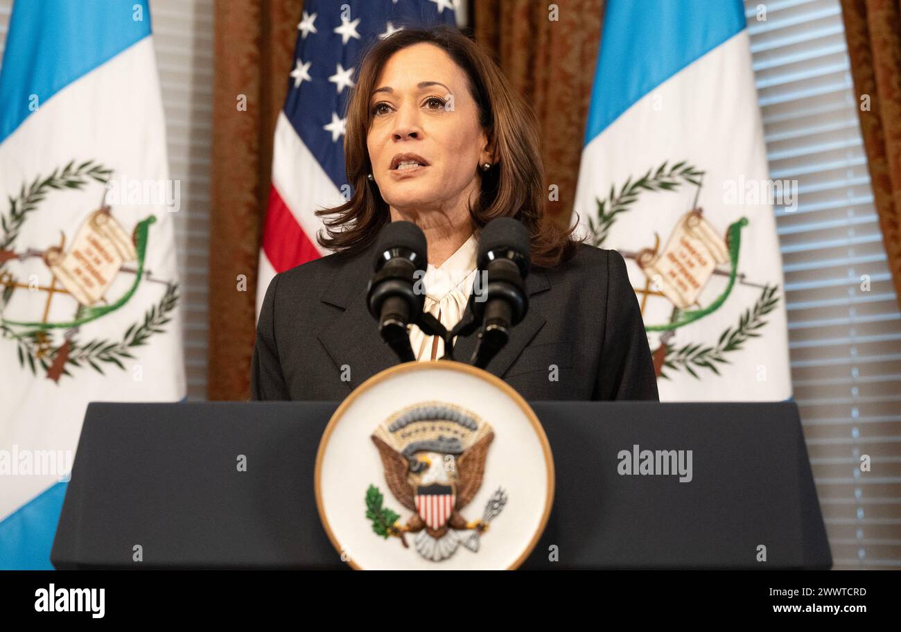 Washington, Usa. März 2024. US-Vizepräsidentin Kamala Harris gibt am Montag, den 25. März 2024, eine Erklärung neben Präsident Bernardo Arévalo aus Guatemala im Zeremonialbüro des Vizepräsidenten im Eisenhower Executive Office Building auf dem Campus des Weißen Hauses in Washington, DC ab. Foto: Ron Sachs/UPI Credit: UPI/Alamy Live News Stockfoto