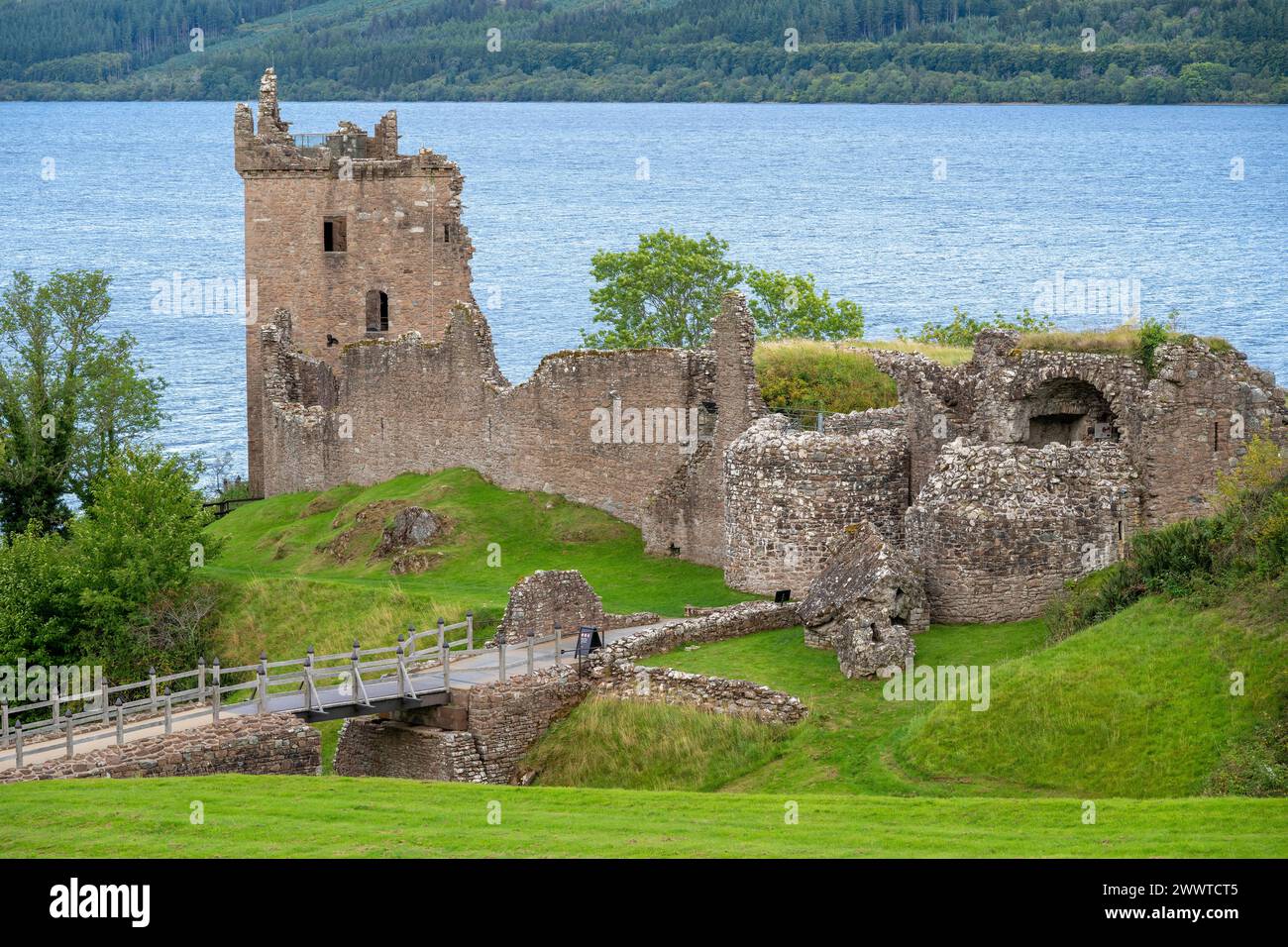 Urquhart Castle, am Ufer des Loch Ness. Drumnadrochit, Schottland, Herbst, von Dominique Braud/Dembinsky Photo Assoc Stockfoto
