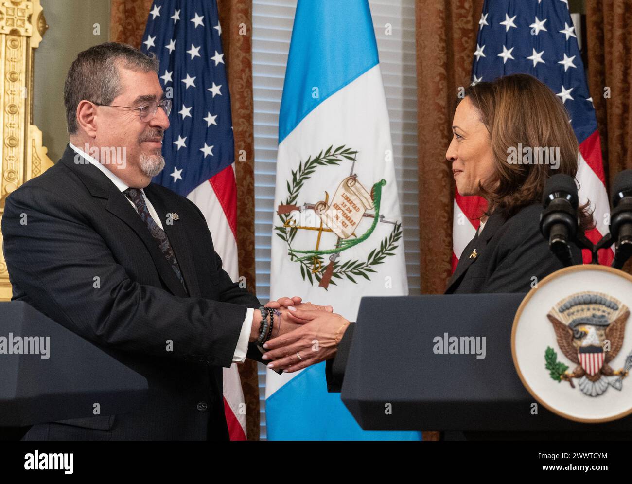 Washington, Usa. März 2024. Die Vizepräsidentin der Vereinigten Staaten Kamala Harris und der Präsident Bernardo Arévalo aus Guatemala schütteln sich die Hände, nachdem sie am Montag, den 25. März 2024, im Zeremonialbüro des Vizepräsidenten im Eisenhower Executive Office Building auf dem Campus des Weißen Hauses in Washington, DC, die Hände abgegeben haben. Foto: Ron Sachs/UPI Credit: UPI/Alamy Live News Stockfoto