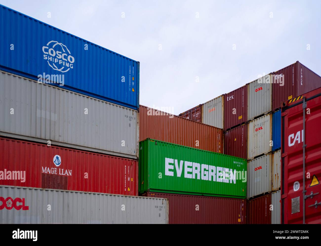 Evergreen Marine Corporation, COSCO, OOCL Shipping Containers größtes Versand- und Logistikunternehmen in Hafen-, Logistik- und Lieferkettenmanagern Stockfoto