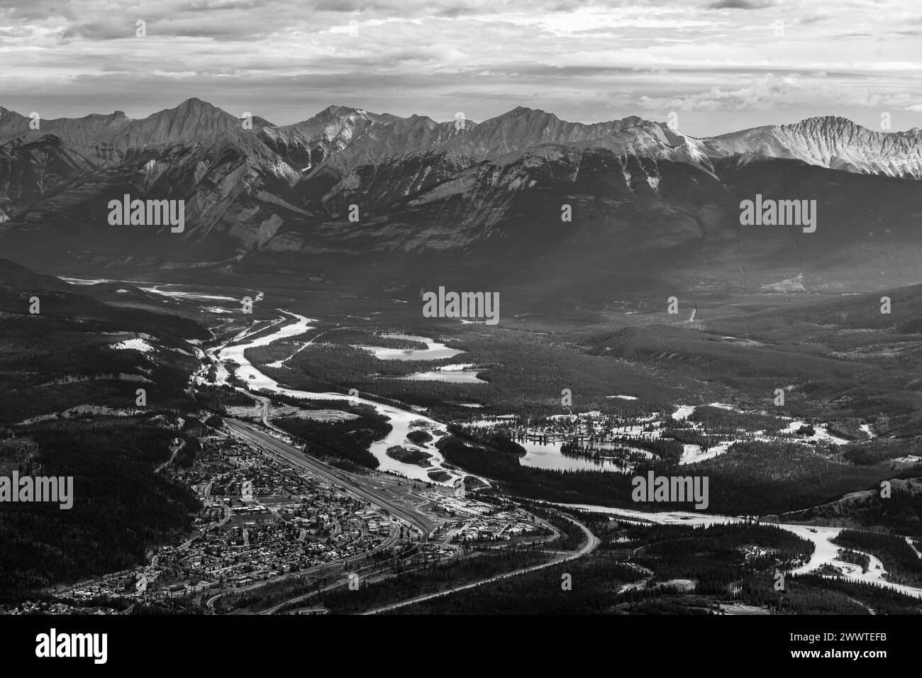 Jasper Town und Athabasca River aus der Vogelperspektive in Schwarz-weiß, Jasper Nationalpark, Kanada. Stockfoto