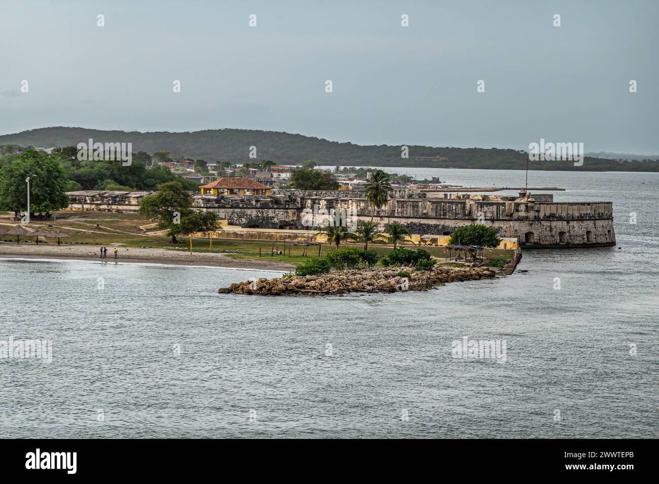 Cartagena, Kolumbien - 25. Juli 2023: Fort, Fuerte de San Fernando de Bocachica, am Südpunkt der Isla de Tierra Bomba unter blauem Abendclou Stockfoto