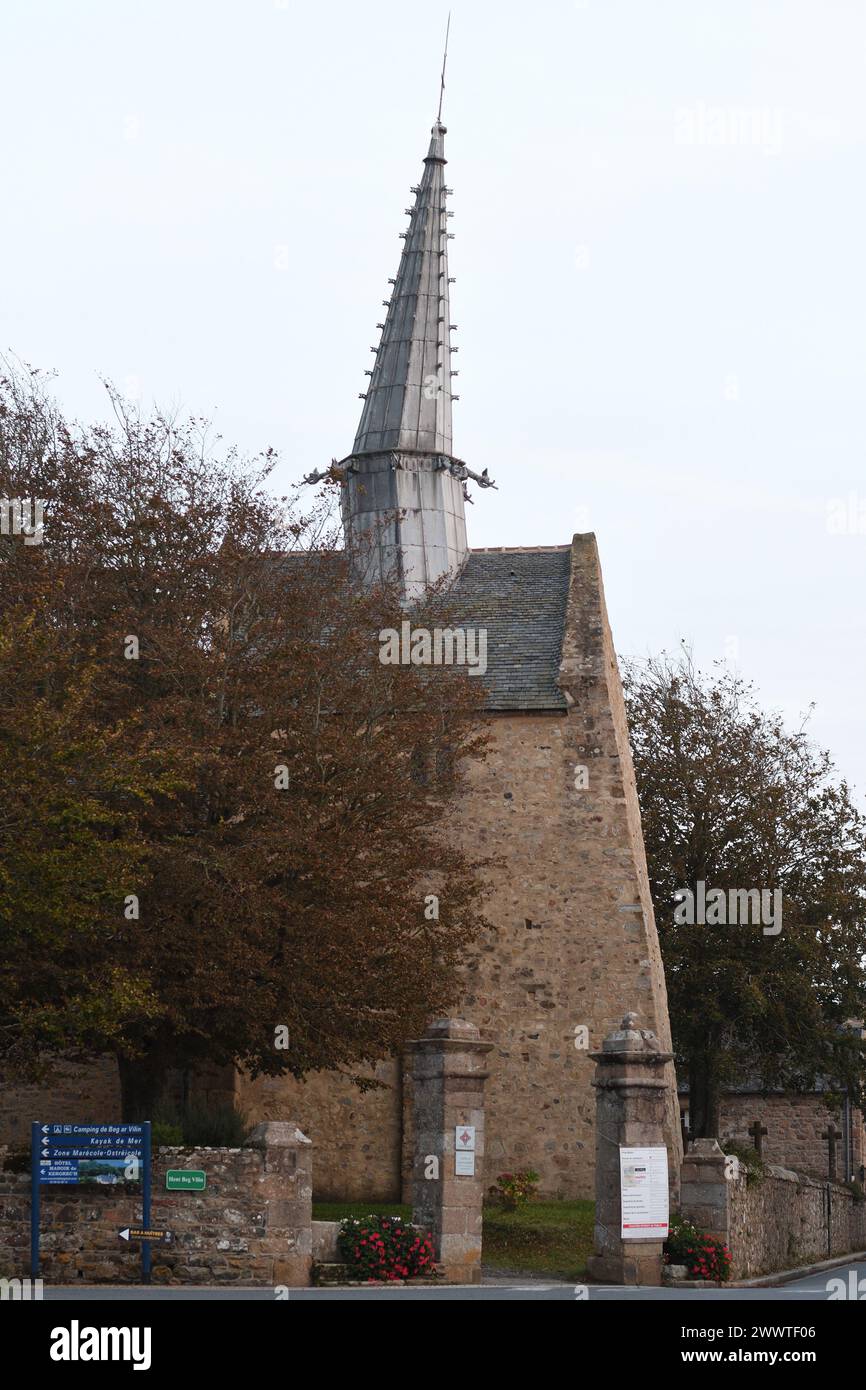 Kapelle Saint-Gonery mit schiefem Turm, Frankreich, Bretagne, Plougrescant Stockfoto