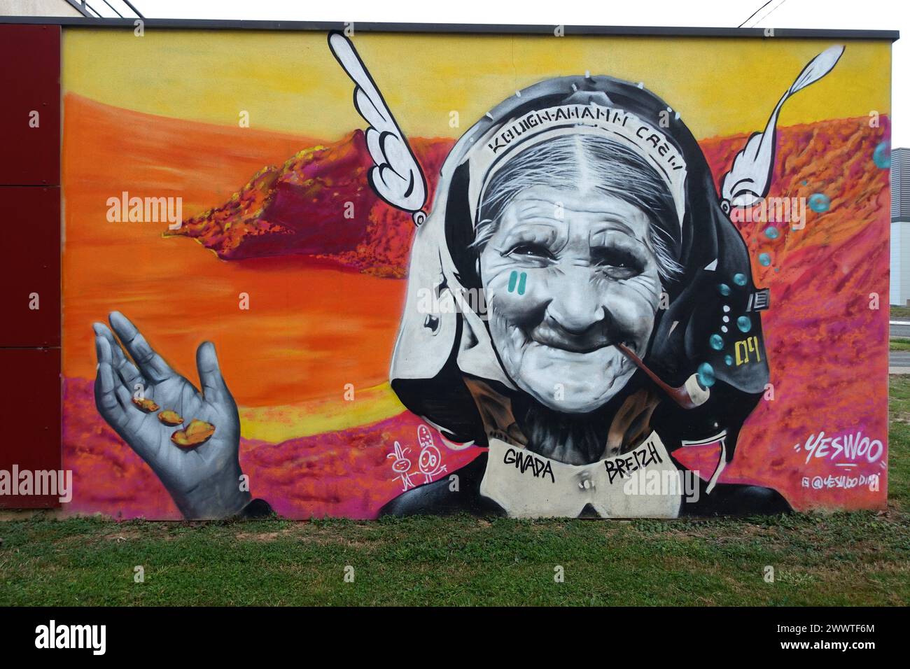 Alte Gallier mit geflügelten Helmgrüßen von einer Graffiti-Wand, Frankreich, Bretagne Stockfoto
