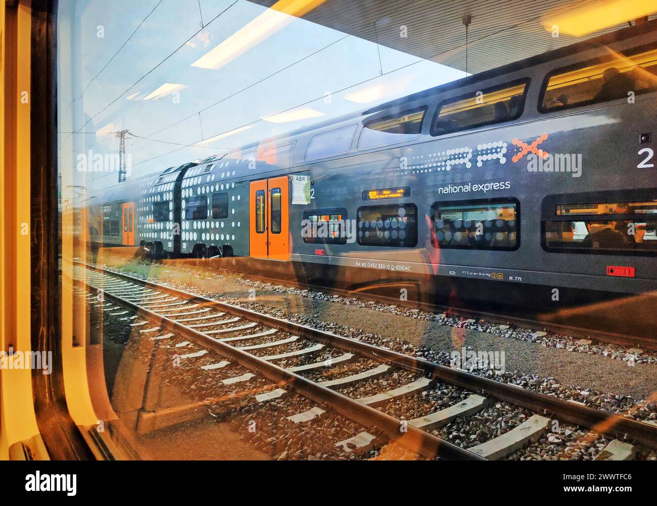 Blick von einem Zug auf einen Doppeldeckerzug des National Express