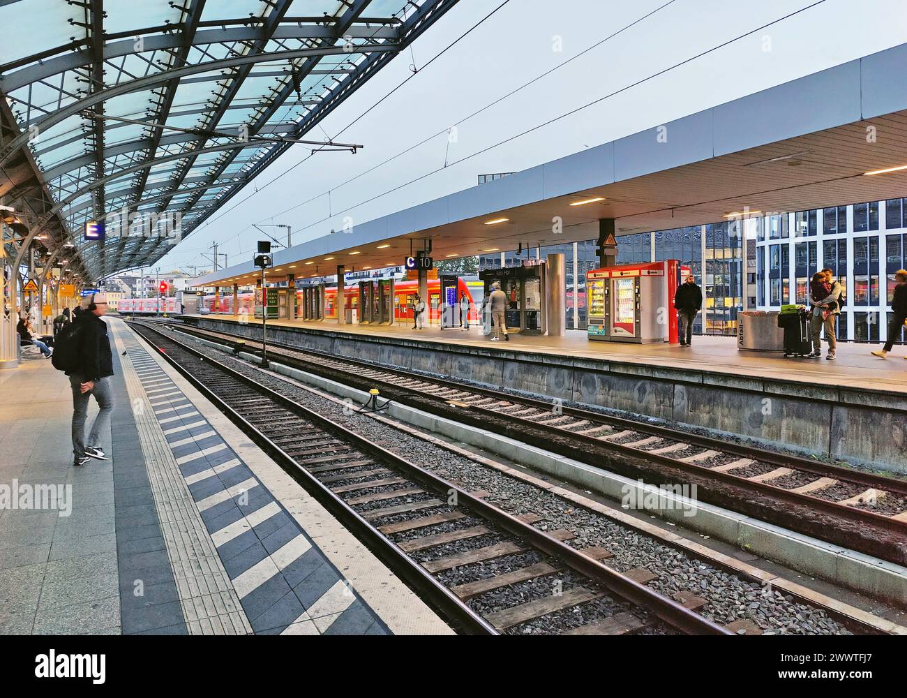 Bahnsteig am Kölner Hauptbahnhof am frühen Morgen, Deutschland, Nordrhein-Westfalen, Köln Stockfoto