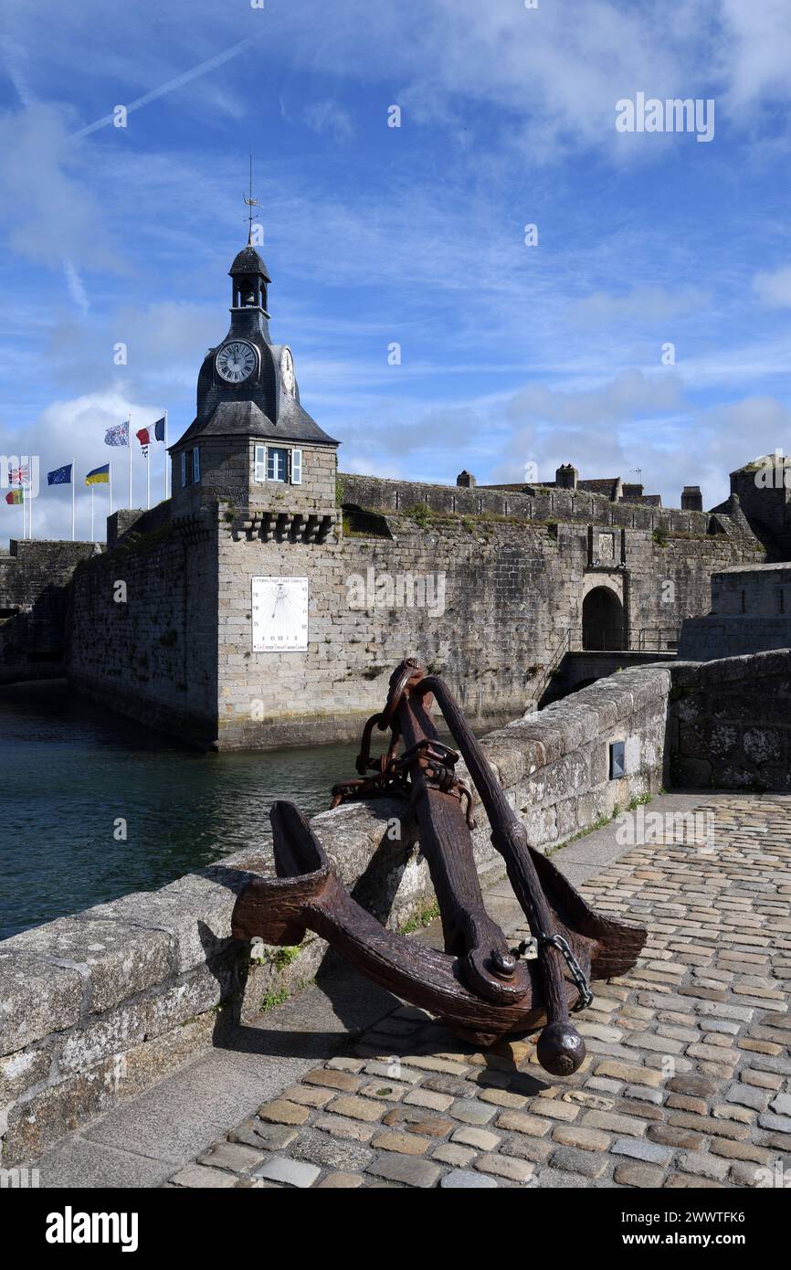 Südwestliche Ecke der Mauer von Ville schließen mit Uhr und Sonnenuhr, Frankreich, Bretagne, Concarneau Stockfoto