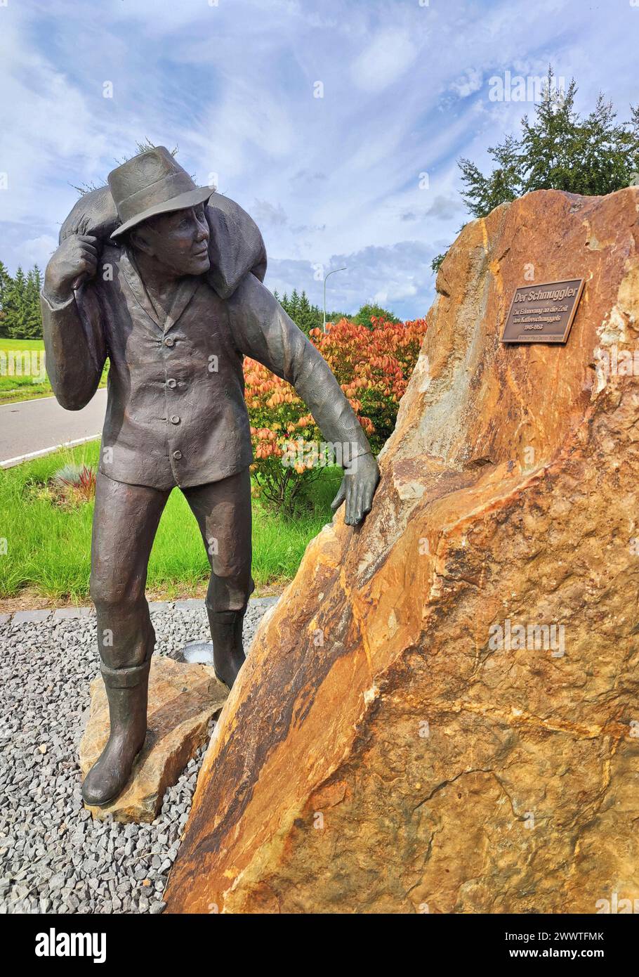 Bronzestatue "der Schmuggler" am alten Zollamt an der Grenze zu Belgien, Deutschland, Nordrhein-Westfalen, Monschau Stockfoto