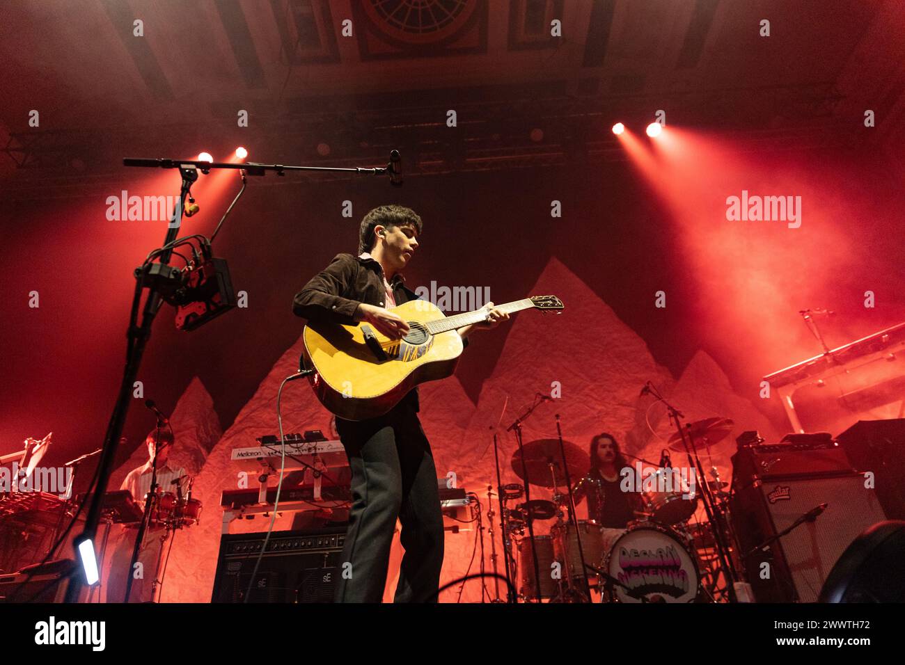 Newcastle, Großbritannien - 25. März. Declan McKenna tritt im o2 City Hall, Newcastle, vor ausverkauften Menschenmengen auf seiner „What Happened to the Beach“-Tour auf. Foto: Jill O'Donnell/Alamy Live News Stockfoto