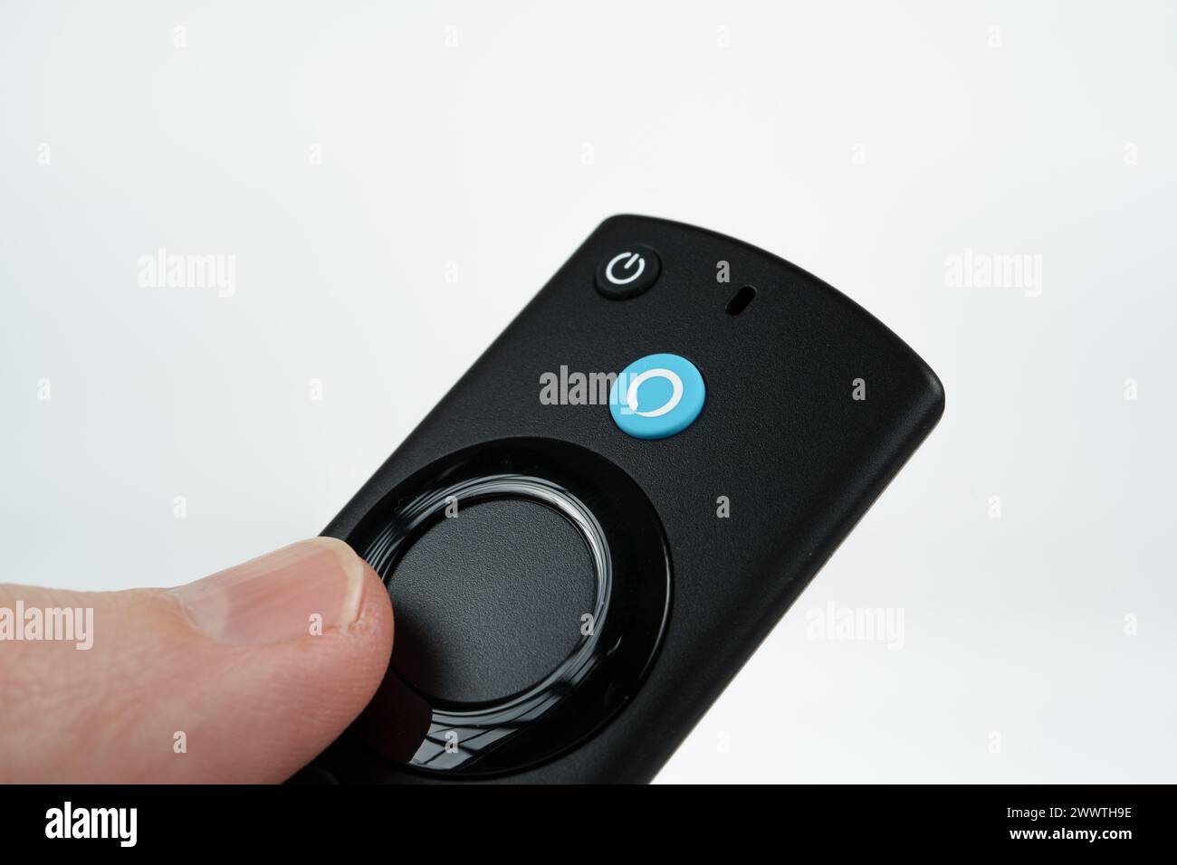 Fernbedienung des Amazon Fire TV Stick 4K MAX 2023 wird in der Hand gehalten. Dedizierte Alexa-Taste zur Sprachsteuerung. Stafford, Großbritannien. März 2024. Stockfoto