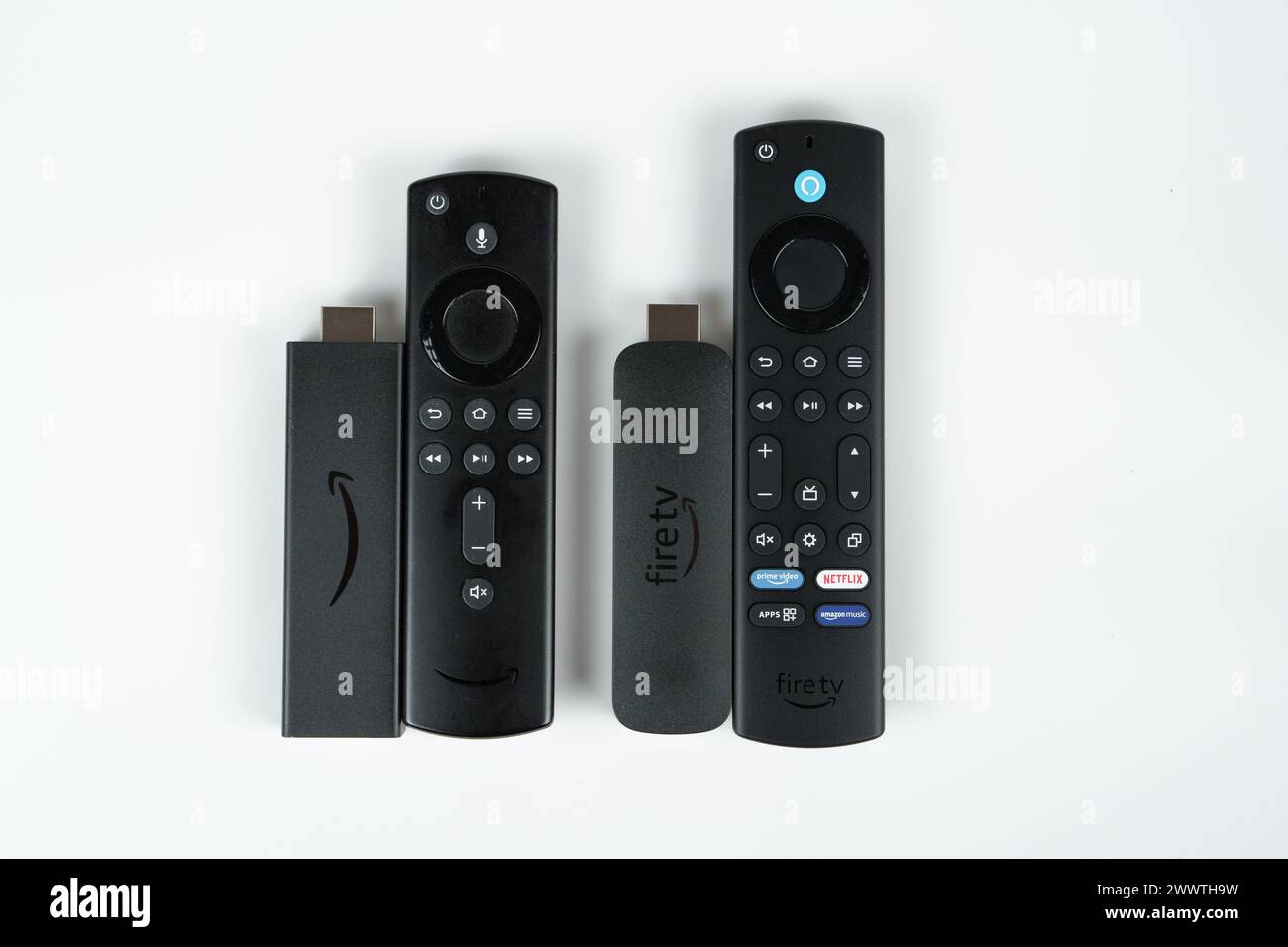 Alter und neuer Amazon Fire TV Stick 4K MAX 2023. Stafford, Großbritannien. März 2024. Stockfoto