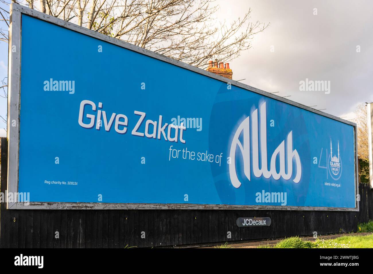 Plakatwerbung für die islamische Hilfsorganisation, um eine Zakat-Spende zugunsten von Allah, Southampton, Hampshire, England, Großbritannien, zu machen Stockfoto