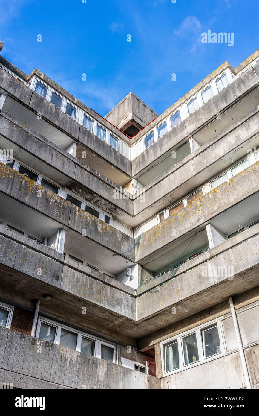 Wyndham Court ein Block von Sozialwohnungen in Southampton, gebaut im Brutalistischen Architekturstil der 1960er Jahre - abstrakte Winkelansicht, England, Großbritannien, Stockfoto