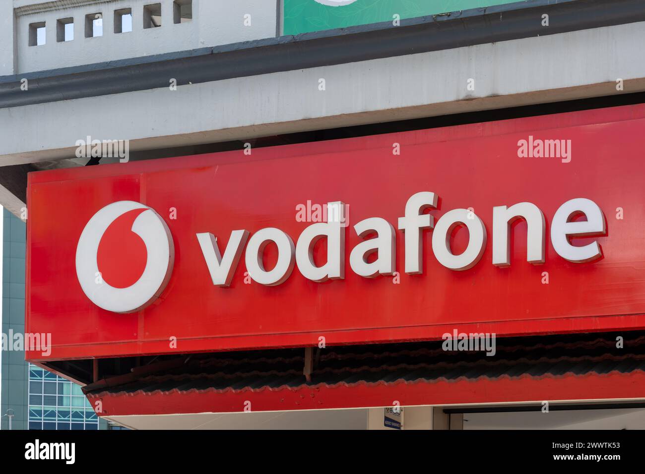 Nahaufnahme eines Vodafone-Logoschildes auf dem Gebäude in Suva, Fidschi. Stockfoto